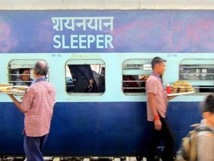 Action taken against 18 unauthorized food vendors on Itarsi railway line | इटारसी रेल्वे मार्गावर १८ अनधिकृत खाद्य विक्रेत्यांवर कारवाई Action taken against 18 unauthorized food vendors on Itarsi railway line | इटारसी रेल्वे मार्गावर १८ अनधिकृत खाद्य विक्रेत्यांवर कारवाई