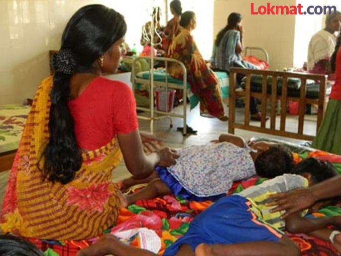 A woman with her newborn thrown out of the hospitl by staff | मोथा आरोग्य उपकेंद्रातून ओल्या बाळंतिणीला काढले बाहेर A woman with her newborn thrown out of the hospitl by staff | मोथा आरोग्य उपकेंद्रातून ओल्या बाळंतिणीला काढले बाहेर