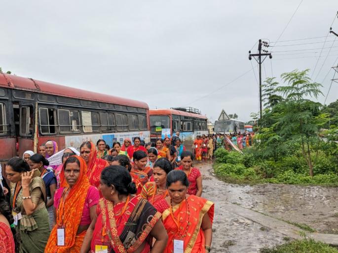 Lakhpati Didi Melawa: After police stopped 400 buses, women left on foot | लखपती दीदी मेळावा : पोलिसांनी ४०० बसेस अडवल्यानंतर महिला पायी निघाल्या Lakhpati Didi Melawa: After police stopped 400 buses, women left on foot | लखपती दीदी मेळावा : पोलिसांनी ४०० बसेस अडवल्यानंतर महिला पायी निघाल्या