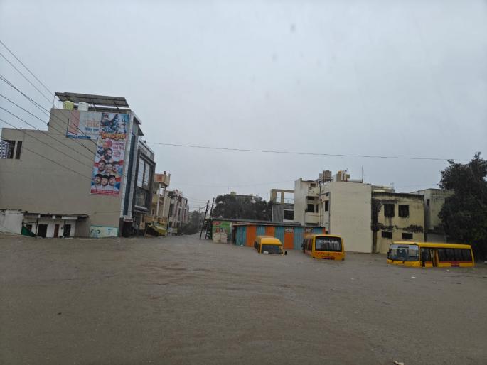 Rains wreak havoc in Hingoli district; Crops under water, water entered hundreds of houses | हिंगोली जिल्ह्यात पावसाचा हाहाकार; पिके पाण्याखाली, शेकडो घरात घुसले पाणी Rains wreak havoc in Hingoli district; Crops under water, water entered hundreds of houses | हिंगोली जिल्ह्यात पावसाचा हाहाकार; पिके पाण्याखाली, शेकडो घरात घुसले पाणी
