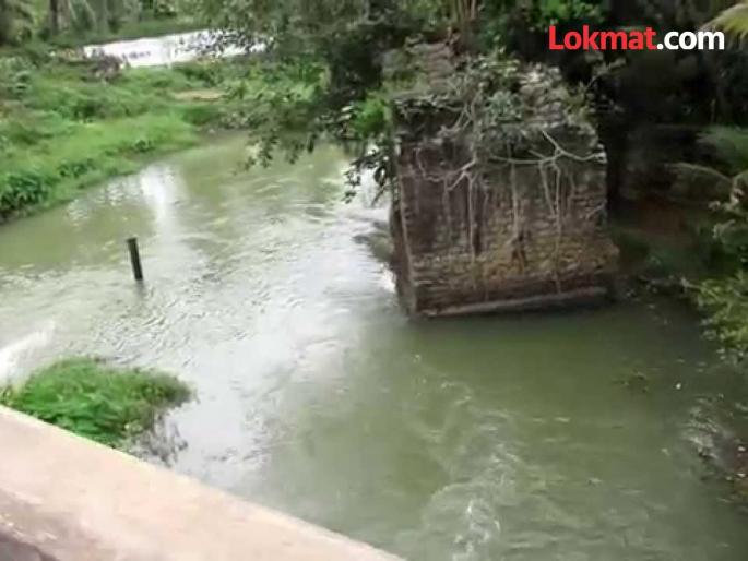 The bike went out of control and went under the bridge and the two were swept into the Wardha River along with the bike | दुचाकी अनियंत्रित होत पुलाखाली गेली अन् दुचाकीसह दोघे वर्धा नदीत गेले वाहून The bike went out of control and went under the bridge and the two were swept into the Wardha River along with the bike | दुचाकी अनियंत्रित होत पुलाखाली गेली अन् दुचाकीसह दोघे वर्धा नदीत गेले वाहून