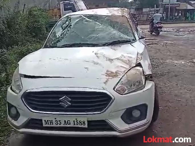 People sitting on the side of the road were blown away by the speeding car | भरधाव कारने रस्त्याच्या कडेला बसलेल्या लोकांना उडविले People sitting on the side of the road were blown away by the speeding car | भरधाव कारने रस्त्याच्या कडेला बसलेल्या लोकांना उडविले