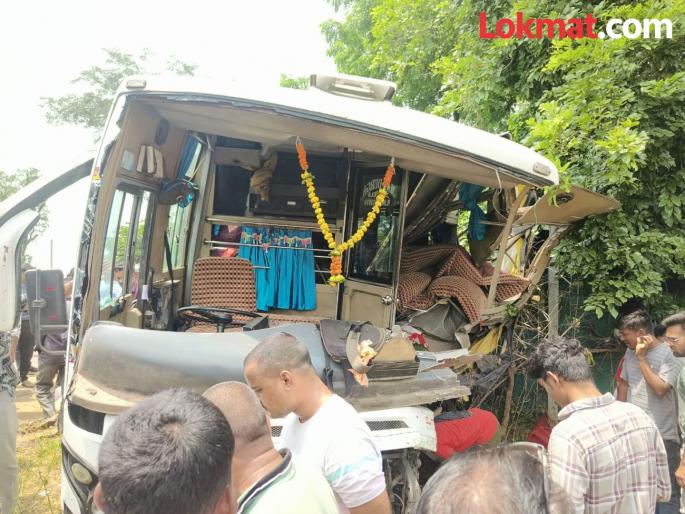 Travels-truck accident near Bhiwapur, four dead | भिवापूरजवळ ट्रॅव्हल्स-ट्रकचा भीषण अपघात, चौघांचा मृत्यू Travels-truck accident near Bhiwapur, four dead | भिवापूरजवळ ट्रॅव्हल्स-ट्रकचा भीषण अपघात, चौघांचा मृत्यू