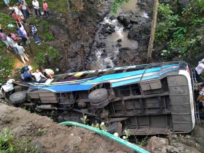 Terrible accident! 12 people were killed when the bus crashed into the ghat due to timing | टायमिंगच्या नादात बसनं वेग पकडला; भीषण अपघातात ४ जण जागीच ठार Terrible accident! 12 people were killed when the bus crashed into the ghat due to timing | टायमिंगच्या नादात बसनं वेग पकडला; भीषण अपघातात ४ जण जागीच ठार