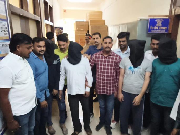 A gang stealing cards from a mobile tower goes underground, seizes valuables worth lakhs | मोबाईल टॉवरमधील कार्ड चोरणारी टोळी गजाआड, लाखोंचा मुद्देमाल हस्तगत A gang stealing cards from a mobile tower goes underground, seizes valuables worth lakhs | मोबाईल टॉवरमधील कार्ड चोरणारी टोळी गजाआड, लाखोंचा मुद्देमाल हस्तगत