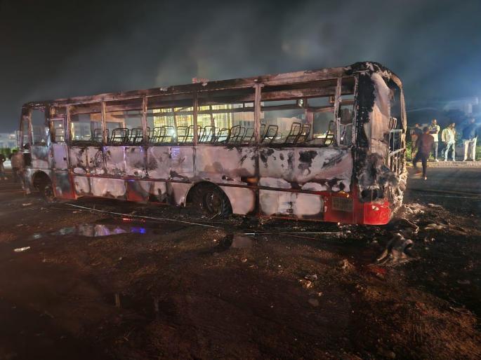 Bhigwanla burnt down unfit ST | भिगवणला नादुरुस्त एसटी जळून खाक Bhigwanla burnt down unfit ST | भिगवणला नादुरुस्त एसटी जळून खाक