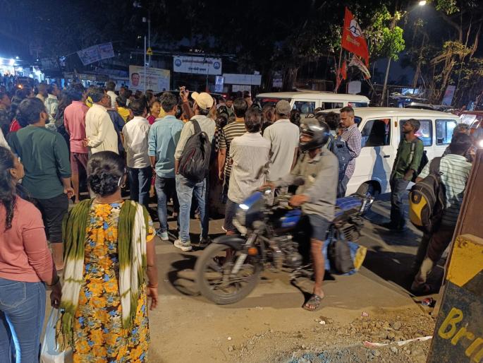 Angry citizens block road in Khar Danda to protest water shortage | खार दांड्यात पाणी टंचाईच्या निषेधार्थ संतप्त नागरिकांचा रास्ता रोको Angry citizens block road in Khar Danda to protest water shortage | खार दांड्यात पाणी टंचाईच्या निषेधार्थ संतप्त नागरिकांचा रास्ता रोको