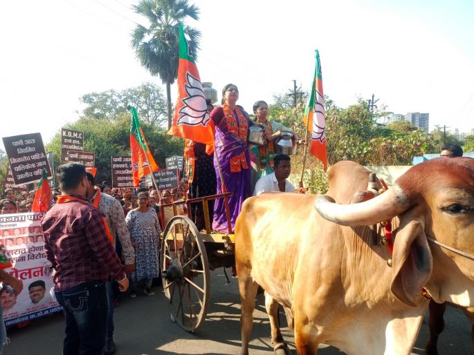 Protest at KDMC's 'A' ward office against water shortage | पाणी टंचाईच्या विरोधात केडीएमसीच्या 'अ' प्रभाग कार्यालयावर धडक मोर्चा Protest at KDMC's 'A' ward office against water shortage | पाणी टंचाईच्या विरोधात केडीएमसीच्या 'अ' प्रभाग कार्यालयावर धडक मोर्चा