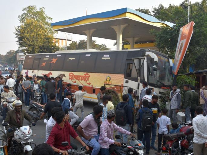 Shivshahi's brakes failed, it hit the wall of the petrol pump in akola | शिवशाहीचे ब्रेक फेल, पेट्रोल पंपाच्या आवार भिंतीला धडकली! Shivshahi's brakes failed, it hit the wall of the petrol pump in akola | शिवशाहीचे ब्रेक फेल, पेट्रोल पंपाच्या आवार भिंतीला धडकली!