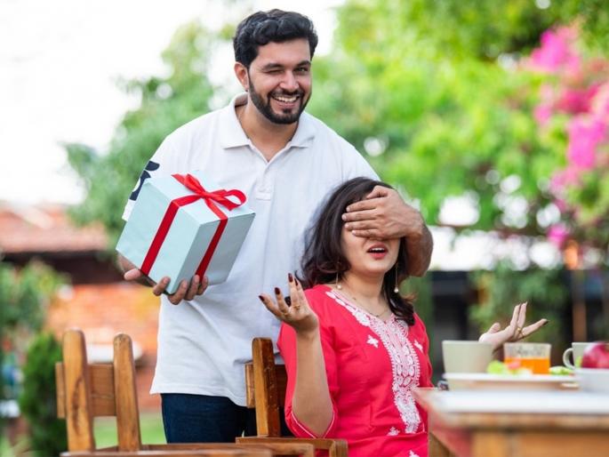 Astro Tips: Giving a surprise gift to your wife brings good fortune; Astrology reveals! | Astro Tips: बायकोला सरप्राईज गिफ्ट दिल्याने होतो भाग्योदय; ज्योतिष शास्त्राचा खुलासा! Astro Tips: Giving a surprise gift to your wife brings good fortune; Astrology reveals! | Astro Tips: बायकोला सरप्राईज गिफ्ट दिल्याने होतो भाग्योदय; ज्योतिष शास्त्राचा खुलासा!