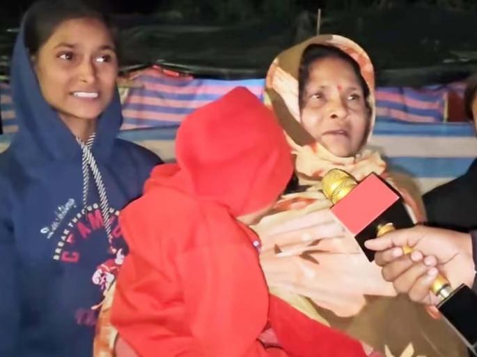 innocent daughters standing outside hospital waiting to receive bodies of their mother grandmother in prayagraj | "मी ओरडत होते मला वाचवा..."; महाकुंभ चेंगराचेंगरीत आई, आजीचा मृत्यू, डोळे पाणावणारी घटना innocent daughters standing outside hospital waiting to receive bodies of their mother grandmother in prayagraj | "मी ओरडत होते मला वाचवा..."; महाकुंभ चेंगराचेंगरीत आई, आजीचा मृत्यू, डोळे पाणावणारी घटना