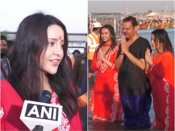 Amruta Fadnavis reaction after chief minister devendra fadnavis kumbh mela took holy dip in the triveni sangam | Amruta Fadnavis : "अद्भूत अनुभव...", महाकुंभमधील शाहीस्नानानंतर अमृता फडणवीसांनी मानले योगींचे आभार Amruta Fadnavis reaction after chief minister devendra fadnavis kumbh mela took holy dip in the triveni sangam | Amruta Fadnavis : "अद्भूत अनुभव...", महाकुंभमधील शाहीस्नानानंतर अमृता फडणवीसांनी मानले योगींचे आभार