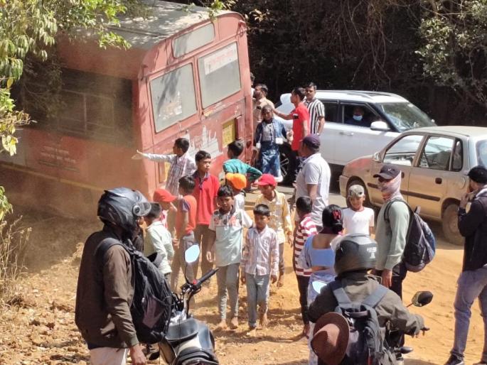 bus accident at Ambenali Ghat, students evacuated safely | आंबेनळी घाटात सहलीच्या बसला अपघात, विद्यार्थ्यांना सुरक्षित काढले बाहेर bus accident at Ambenali Ghat, students evacuated safely | आंबेनळी घाटात सहलीच्या बसला अपघात, विद्यार्थ्यांना सुरक्षित काढले बाहेर