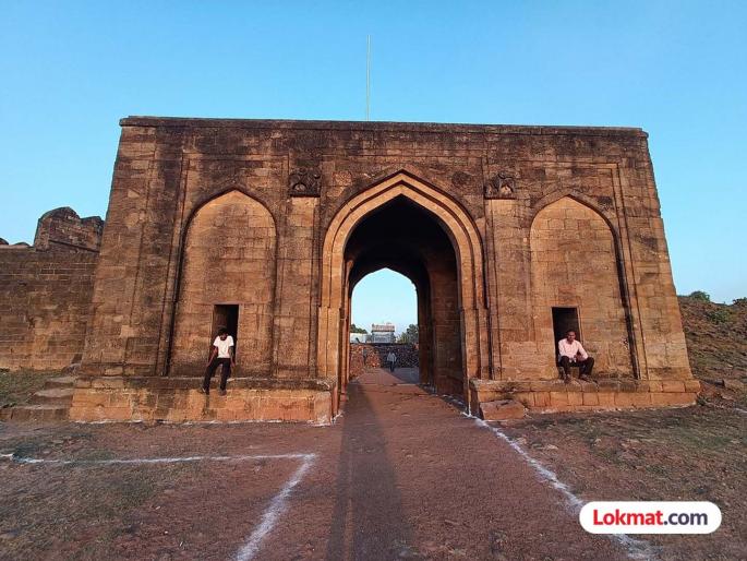 The historic fort in Chandrapur has become a 'favorite location' for wedding photo sessions. | चंद्रपुरातील ऐतिहासिक किल्ला बनला वेडिंग फोटो सेशनसाठी 'आवडीचे स्थळ' The historic fort in Chandrapur has become a 'favorite location' for wedding photo sessions. | चंद्रपुरातील ऐतिहासिक किल्ला बनला वेडिंग फोटो सेशनसाठी 'आवडीचे स्थळ'
