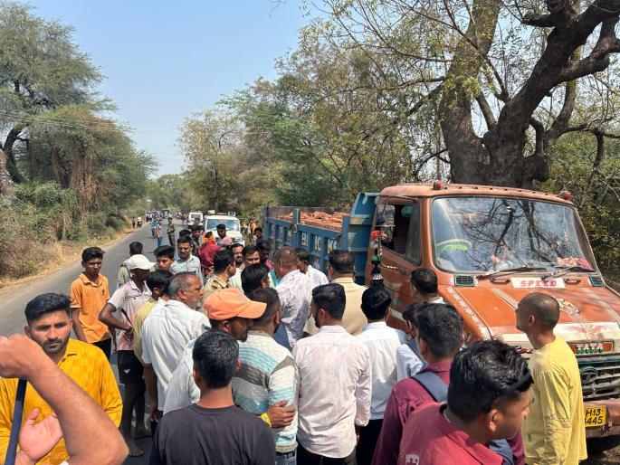 College youth killed in hit-and-run by tempo carrying bricks in jalgaon | विटा वाहून नेणाऱ्या टेम्पोच्या धडकेत महाविद्यालयीन तरुण ठार College youth killed in hit-and-run by tempo carrying bricks in jalgaon | विटा वाहून नेणाऱ्या टेम्पोच्या धडकेत महाविद्यालयीन तरुण ठार