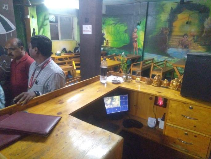 MLA Farande raids cafe in Nashik where special facilities are provided for youth | नाशिकमध्ये कॅफेमध्ये युवक युवतींसाठी खास सोय असलेल्या ठिकाणी आमदार फरांदे यांचा छापा MLA Farande raids cafe in Nashik where special facilities are provided for youth | नाशिकमध्ये कॅफेमध्ये युवक युवतींसाठी खास सोय असलेल्या ठिकाणी आमदार फरांदे यांचा छापा