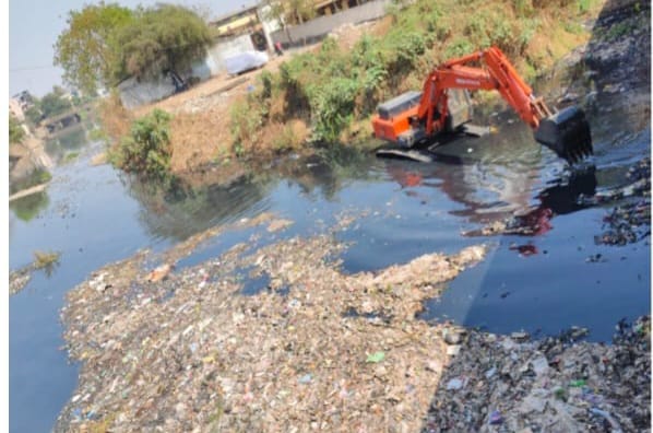 Cleaning of the Waldhuni River in Ulhasnagar | उल्हासनगरातील वालधुनी नदीची साफसफाई Cleaning of the Waldhuni River in Ulhasnagar | उल्हासनगरातील वालधुनी नदीची साफसफाई