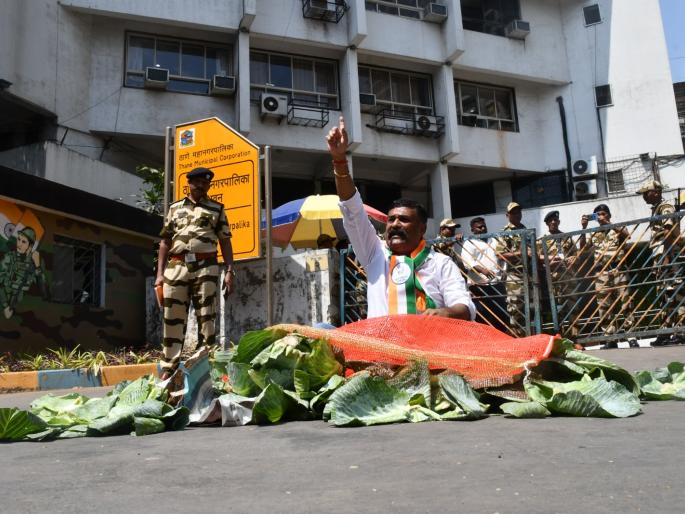 Sharad Pawar group's city president throws garbage in front of the Shakhapa headquarters | शरद पवार गटाच्या शहराध्यक्षांनी टाकला ठामपा मुख्यालयासमोर कचरा Sharad Pawar group's city president throws garbage in front of the Shakhapa headquarters | शरद पवार गटाच्या शहराध्यक्षांनी टाकला ठामपा मुख्यालयासमोर कचरा