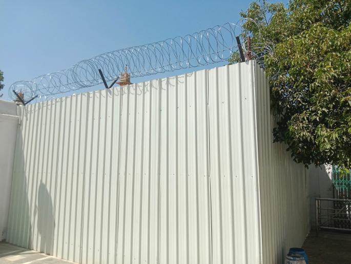 Security cover of Aurangzeb's tomb | औरंगजेब कबरीचं सुरक्षा कवच वाढवलं, पत्राच्या वर लावली काटेरी तार Security cover of Aurangzeb's tomb | औरंगजेब कबरीचं सुरक्षा कवच वाढवलं, पत्राच्या वर लावली काटेरी तार