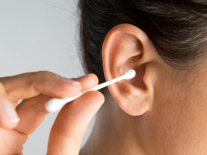 Cleaning ears with cotton buds Avoid these mistakes the ear will be damaged you will become deaf expert advice | कॉटन बडने कान साफ करताय? ' या ' चुका टाळा, कानाला होईल इजा, बहिरे व्हाल - तज्ज्ञांचा सल्ला