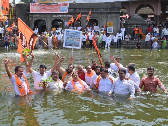 MNS protest in Ramkund; Demand to clean Godavari and make it pollution-free | मनसेचे रामकुंडात उतरून आंदोलन; गोदावरी स्वच्छ करून प्रदूषणमुक्त करण्याची मागणी MNS protest in Ramkund; Demand to clean Godavari and make it pollution-free | मनसेचे रामकुंडात उतरून आंदोलन; गोदावरी स्वच्छ करून प्रदूषणमुक्त करण्याची मागणी