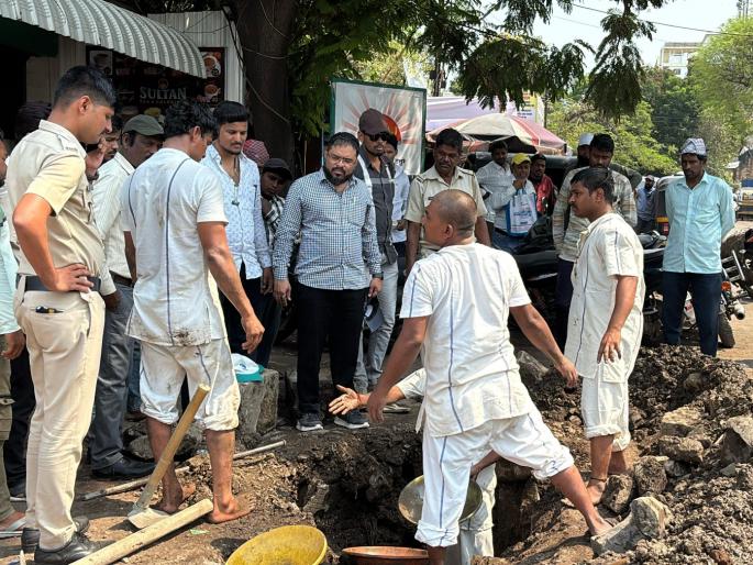 In Solapur, no water to drink in the prison..; Prisoners are brought out and dug on the road for water Connetction Work | कारागृहात प्यायलाही पाणी येईना..; जेलमधील कैद्यांना बाहेर आणून रस्त्यावर खोदकाम In Solapur, no water to drink in the prison..; Prisoners are brought out and dug on the road for water Connetction Work | कारागृहात प्यायलाही पाणी येईना..; जेलमधील कैद्यांना बाहेर आणून रस्त्यावर खोदकाम
