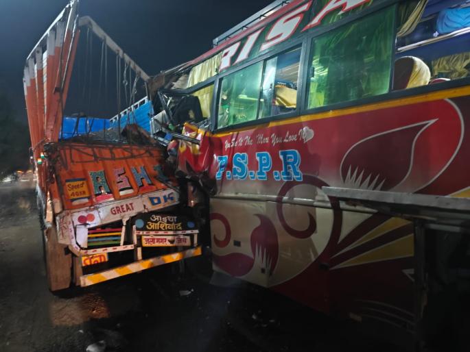 Private bus carrying devotees collides with truck; 41 passengers injured | भीषण अपघात! भाविकांची खासगी बस ट्रकवर आदळली; ४१ प्रवासी जखमी Private bus carrying devotees collides with truck; 41 passengers injured | भीषण अपघात! भाविकांची खासगी बस ट्रकवर आदळली; ४१ प्रवासी जखमी