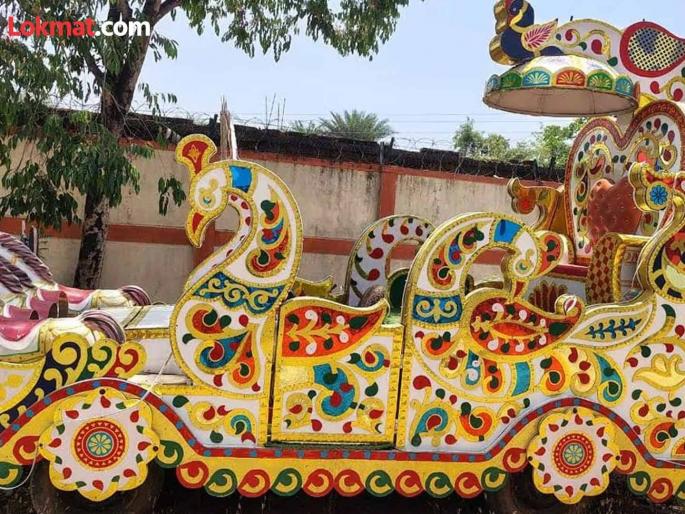 Woman dies on the spot after groom's buggy wheel runs over her | नवरदेवाच्या बग्गीचे चाक अंगावरून गेल्याने महिलेचा जागीच मृत्यू Woman dies on the spot after groom's buggy wheel runs over her | नवरदेवाच्या बग्गीचे चाक अंगावरून गेल्याने महिलेचा जागीच मृत्यू