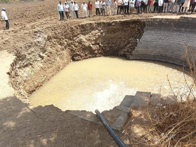 Accident caused by collapse of part of stone well; Two people who went swimming drowned in the water | दगडी विहिरीचा भाग कोसळून झाला अपघात; पोहायला गेलेले दोघे पाण्यात बुडाले Accident caused by collapse of part of stone well; Two people who went swimming drowned in the water | दगडी विहिरीचा भाग कोसळून झाला अपघात; पोहायला गेलेले दोघे पाण्यात बुडाले