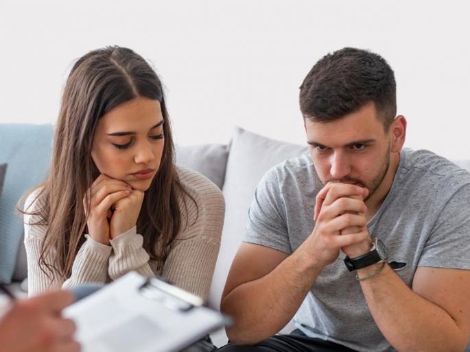 8 signs show Are both of you in love or is it just one-sided partner are lying or cheating relationship coach said | दोघेही प्रेमात की मामला एकतर्फी ? ८ गोष्टी सांगतील पार्टनर धोका देतोय की प्रेमात पडलाय..