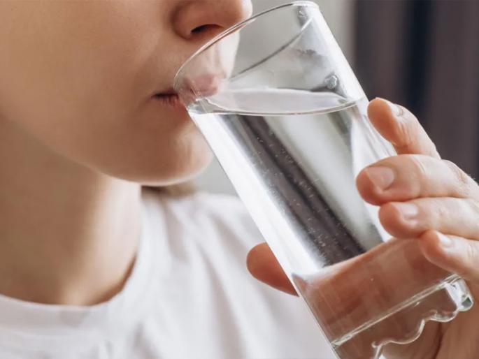 water become poison in this disease do not drink too much | बापरे! 'या' लोकांसाठी पाणी ठरतंय विष; जास्त पिणं ठरू शकतं जीवघेणं