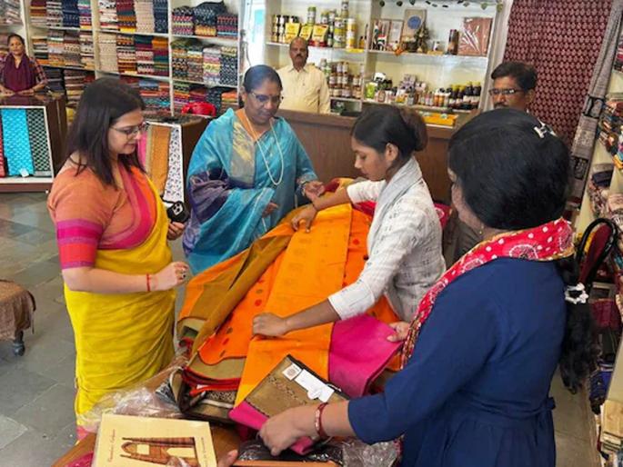 maheshwari sindoori saree is in high demand after operation sindoor for pm Narendra Modi's event | ऑपरेशन सिंदूरनंतर वाढली महेश्वरी सिंदूरी साडीची मागणी! बघा नेमकी कशी असते ही साडी...
