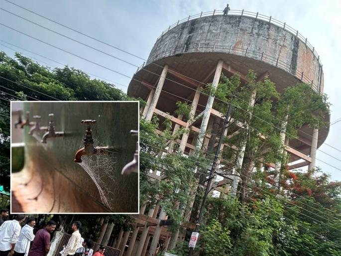 Youth's fights in front of water tank for drinking water; Water supply disrupted in Nagpur | पिण्याच्या पाण्यासाठी जलकुंभावर युवकाची विरुगीरी; नागपूरमध्ये पाणीपुरवठा विस्कळीत Youth's fights in front of water tank for drinking water; Water supply disrupted in Nagpur | पिण्याच्या पाण्यासाठी जलकुंभावर युवकाची विरुगीरी; नागपूरमध्ये पाणीपुरवठा विस्कळीत