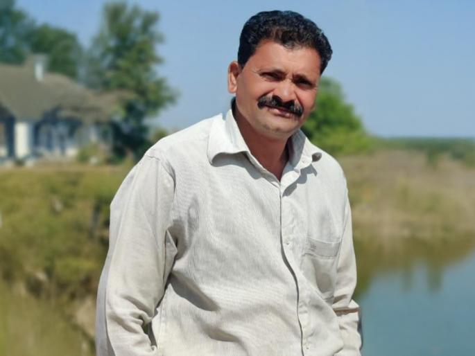 Tree falls on bike after being struck by lightning; Father dies, son critical | वीज पडून झाड दुचाकीवर कोसळले; वडिलांचा मृत्यू, मुलगा गंभीर Tree falls on bike after being struck by lightning; Father dies, son critical | वीज पडून झाड दुचाकीवर कोसळले; वडिलांचा मृत्यू, मुलगा गंभीर