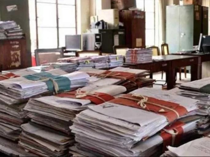 Clerk sells 500 kg of important files for scrap! | लिपिकाने भंगारात विकल्या महत्त्वाच्या ५०० किलो फाईल्स! Clerk sells 500 kg of important files for scrap! | लिपिकाने भंगारात विकल्या महत्त्वाच्या ५०० किलो फाईल्स!