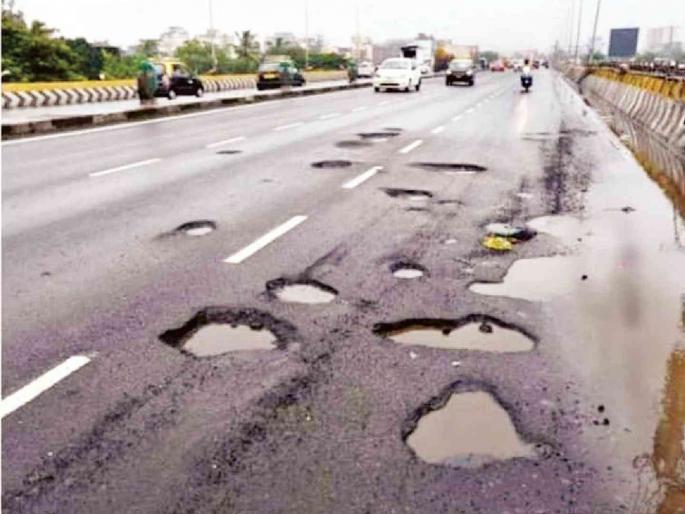 The bridge built at a cost of crores with the help of the World Bank is in bad condition. | जागतिक बँकेच्या मदतीने कोट्यवधींचा खर्च करून बांधलेल्या पुलाला पडले तळे