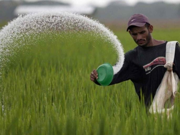 Where is the government sleeping? Farmers are being robbed in the name of fertilizers! | शासन कुठे झोपलंय? खतांच्या नावाखाली शेतकऱ्यांची लूट सुरूच! Where is the government sleeping? Farmers are being robbed in the name of fertilizers! | शासन कुठे झोपलंय? खतांच्या नावाखाली शेतकऱ्यांची लूट सुरूच!