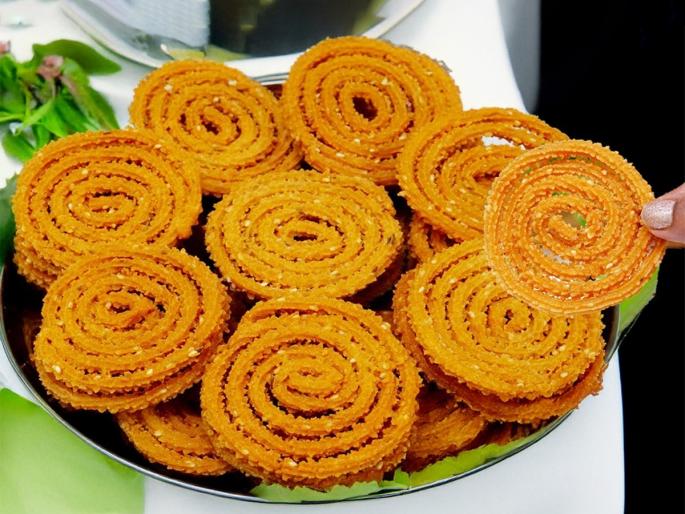 Diwali 2025 Diwali Faral : How To Make Poha Chakali Poha Chakali Recipe | Diwali 2025 : १ कप पोह्यांची करा खुसखुशीत, चकली; बिना भाजणीच्या चकलीची रेसिपी-चकली फसणार नाही
