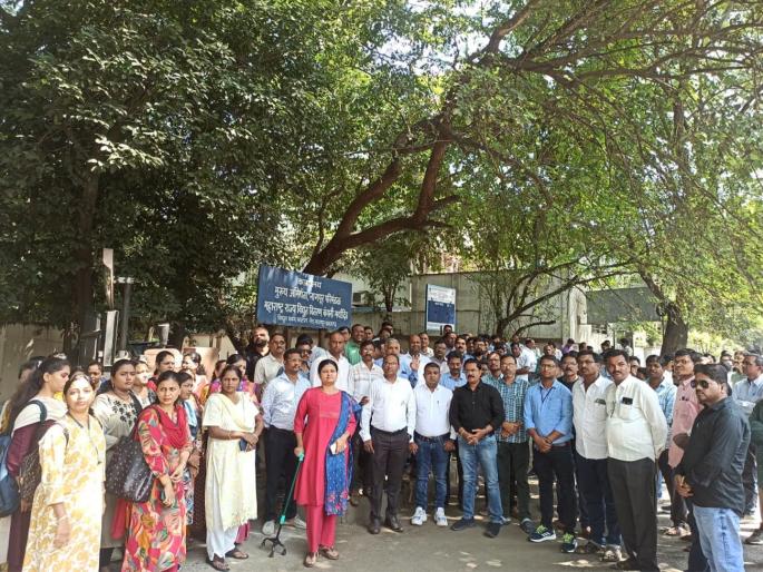 Strike continues despite government warning! Electricity workers on three-day strike; 'These are the demands' | सरकारच्या चेतावणीनंतरही संप कायम ! वीज कर्मचारी तीन दिवसांच्या संपावर; 'अशा' आहेत मागण्या Strike continues despite government warning! Electricity workers on three-day strike; 'These are the demands' | सरकारच्या चेतावणीनंतरही संप कायम ! वीज कर्मचारी तीन दिवसांच्या संपावर; 'अशा' आहेत मागण्या