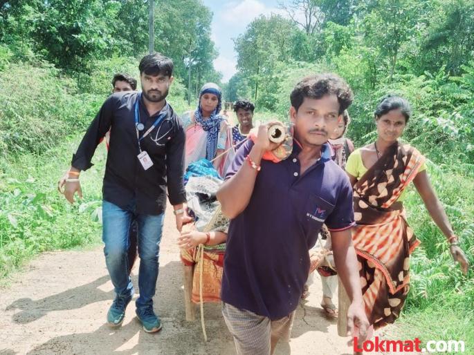 Pregnant woman taken to hospital after covering her bed! The shocking reality of Gadchiroli district has come to light again | खाटेची कावड करुन गर्भवतीला नेले रुग्णालयात ! गडचिरोली जिल्ह्यातील विदारक वास्तव पुन्हा आले समोर Pregnant woman taken to hospital after covering her bed! The shocking reality of Gadchiroli district has come to light again | खाटेची कावड करुन गर्भवतीला नेले रुग्णालयात ! गडचिरोली जिल्ह्यातील विदारक वास्तव पुन्हा आले समोर
