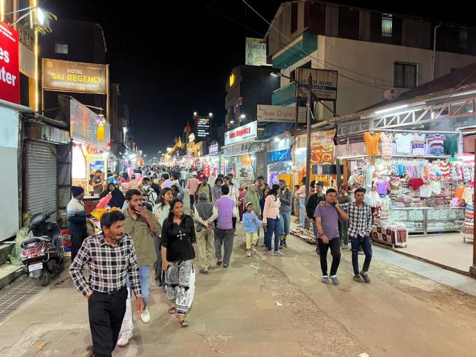 Mahabaleshwar sees huge rush of tourists due to Diwali holidays; People suffer due to traffic jams, potholes | महाबळेश्वरात दिवाळी सुट्ट्यांमुळे पर्यटकांची तुफान गर्दी; वाहतूक कोंडी, खड्डे यामुळे लोक त्रस्त Mahabaleshwar sees huge rush of tourists due to Diwali holidays; People suffer due to traffic jams, potholes | महाबळेश्वरात दिवाळी सुट्ट्यांमुळे पर्यटकांची तुफान गर्दी; वाहतूक कोंडी, खड्डे यामुळे लोक त्रस्त