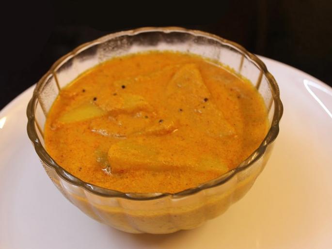 Delicious traditional recipe for making Saraswat style potatoes curry, make potato gravy this way | सारस्वत स्टाइल आंबट बटाटा करण्याची चविष्ट पारंपरिक रेसिपी, बटाट्याची या पद्धतीने करा रस्सा भाजी Delicious traditional recipe for making Saraswat style potatoes curry, make potato gravy this way | सारस्वत स्टाइल आंबट बटाटा करण्याची चविष्ट पारंपरिक रेसिपी, बटाट्याची या पद्धतीने करा रस्सा भाजी