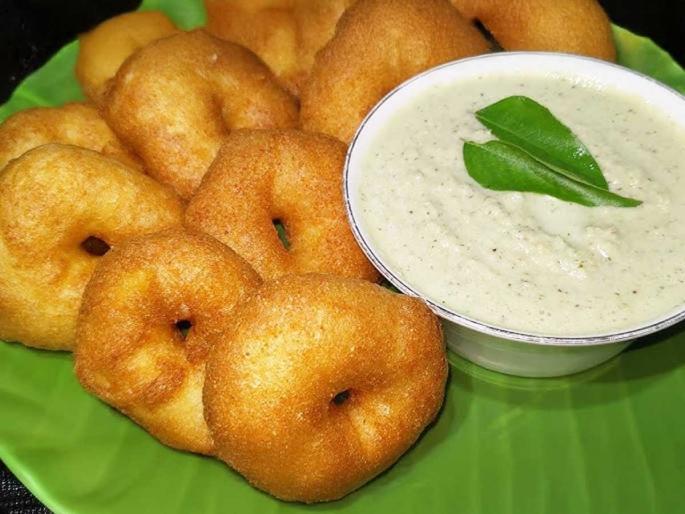 How To Make Hotel Style Medu Vada : Meduvada Recipe South Indian Style Medu Vada | उडुप्पीस्टाईल परफेक्ट मेदू वडा घरीच करा; 3 ट्रिक्स, आतून मऊ, बाहेरून कुरकुरीत होईल वडा