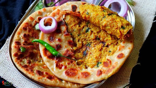 Dhabastyle Gobi Paratha Recipe : How To Make Kobi Paratha | कोबी आणली पण कोणी खातच नाही? कोबी पराठ्याची खास रेसिपी-ढाबास्टाईल पराठा घरीच खा