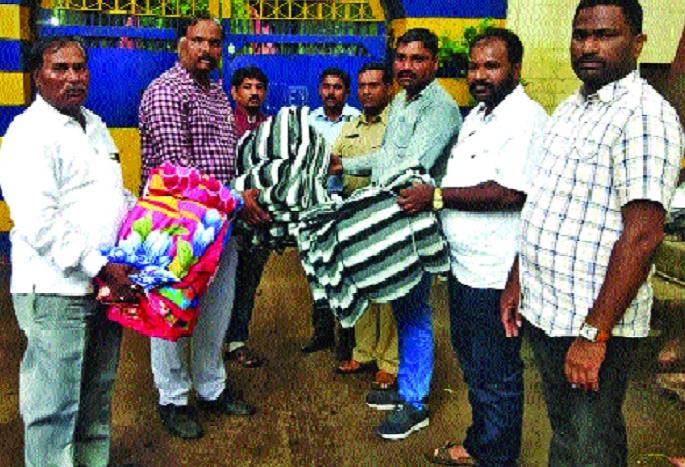 Thousands of hands for flood victims from the 'What's app' | ‘व्हॉट्स अॅप’वरून पूरग्रस्त मुलांसाठी हजारो हात Thousands of hands for flood victims from the 'What's app' | ‘व्हॉट्स अॅप’वरून पूरग्रस्त मुलांसाठी हजारो हात