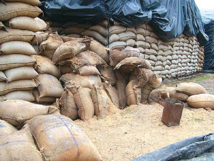 Action will be taken against two 'women' caught in government grains in Gevrai taluka | गेवराई तालुक्यात शासकीय धान्य पकडणार्‍या ‘त्या’ दोन महिलांवर होणार कारवाई