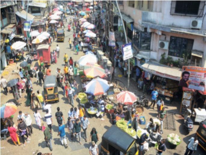 The width of peddlers in the Dombivli railway station area; The hawker does not even implement the policy | डोंबिवली रेल्वेस्थानक परिसरात फेरीवाल्यांचे प्रस्थ; फेरीवाला धोरणाचीही अंमलबजावणी नाही The width of peddlers in the Dombivli railway station area; The hawker does not even implement the policy | डोंबिवली रेल्वेस्थानक परिसरात फेरीवाल्यांचे प्रस्थ; फेरीवाला धोरणाचीही अंमलबजावणी नाही