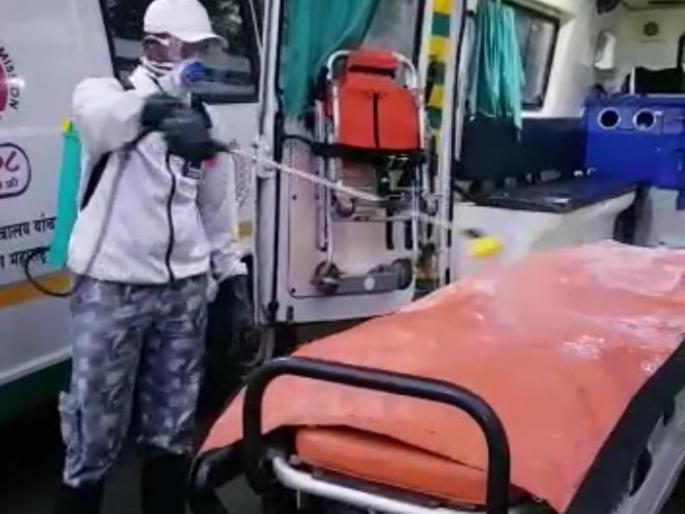 Disinfection spray service from the White Army in the government ambulance | शासकीय रुग्णवाहिकेत व्हाईट आर्मीकडून निर्जंतुकीकरण स्प्रे सेवा Disinfection spray service from the White Army in the government ambulance | शासकीय रुग्णवाहिकेत व्हाईट आर्मीकडून निर्जंतुकीकरण स्प्रे सेवा