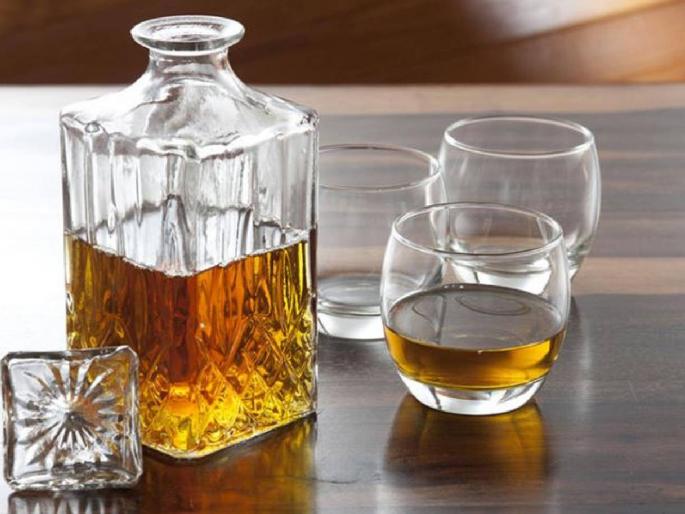 Bottles of whiskey placed before the Chief Justice; Submitted for Evidence in Trademark Infringement Cases | चक्क सरन्यायाधीशांपुढे ठेवल्या व्हिस्कीच्या बाटल्या; ट्रेडमार्क उल्लंघनप्रकरणी पुराव्यासाठी सादर Bottles of whiskey placed before the Chief Justice; Submitted for Evidence in Trademark Infringement Cases | चक्क सरन्यायाधीशांपुढे ठेवल्या व्हिस्कीच्या बाटल्या; ट्रेडमार्क उल्लंघनप्रकरणी पुराव्यासाठी सादर