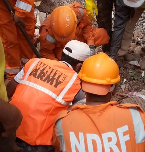White Army trooper attacked by thugs | व्हाईट आर्मीच्या जवानावर गुंडाकडून हल्ला White Army trooper attacked by thugs | व्हाईट आर्मीच्या जवानावर गुंडाकडून हल्ला